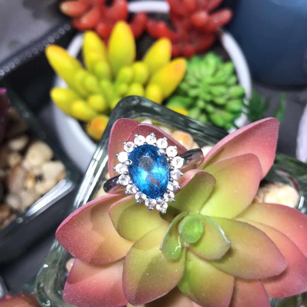 Swiss Blue Topaz Pear Shape Center Surrounding 16 Whitetopaz Ring